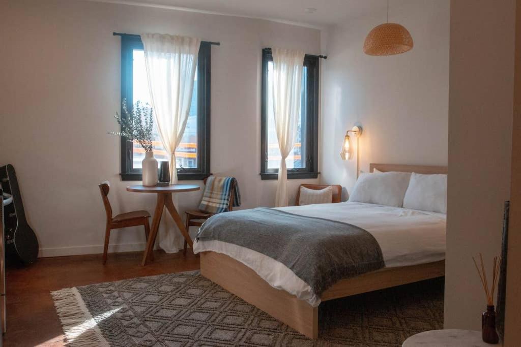Poor Richard Downtown Studio, Contactless Check-in Apartamento